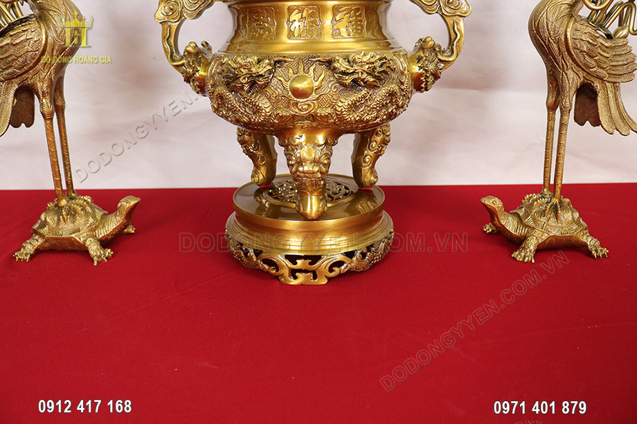 Ch&acirc;n đỉnh rồng được đ&uacute;c liền với phần th&acirc;n theo thế vừng tr&atilde;i v&agrave; chắc chắn